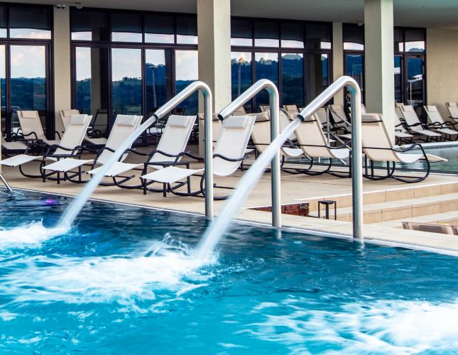 حلول مبتكرة للمسابح في المنتجعات والنوادي